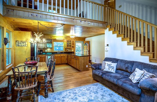 Blowing Rock House | Closest cabin to Tweetsie. BEST Blowing Rock Location! Hot tub & game room