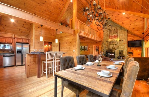 Almond Cabin | Cloud 8 - Free Estate Tours -Tranquil Family Cabin- Clingman's Dome + Lake Views
