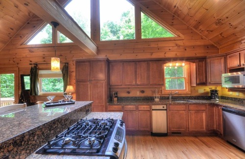 Almond Cabin | Cloud 8 - Free Estate Tours -Tranquil Family Cabin- Clingman's Dome + Lake Views