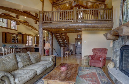 Breckenridge House | Cloud Peak Vista is a five-star home built into the hillside in the Peak Seve