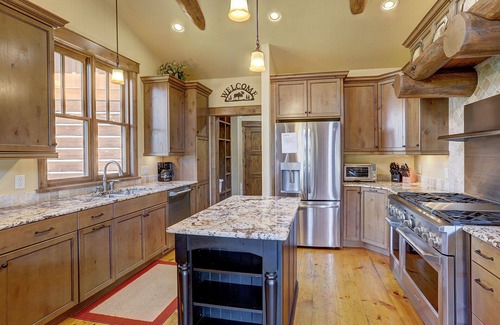 Breckenridge House | Cloud Peak Vista is a five-star home built into the hillside in the Peak Seve