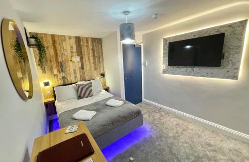 Bournemouth City Centre House | Cloud9 Guest House - by Coastline Retreats - Newly Renovated, Beautiful Ensuite Rooms Near Seafront in Town Centre, Netflix, SuperFast WiFi, Communal Kitchen