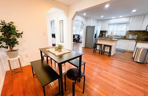 Veterans Park House | Clover Haus*Walk to the Greenbelt/Veterans Park!