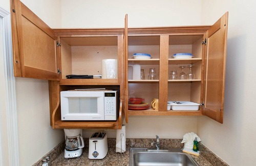 Spring Valley Condo | Club de Soleil studio unit, Friday check-in