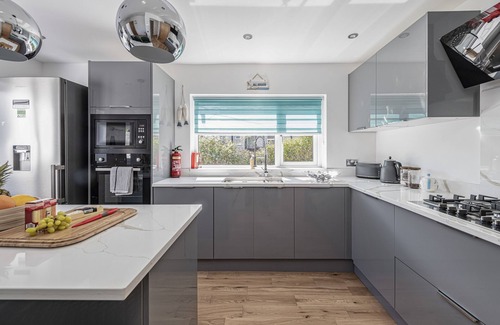 Trearddur Bay House | Clydfan - a cottage that sleeps 10 guests in 4 bedrooms