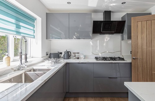 Trearddur Bay House | Clydfan - a cottage that sleeps 10 guests in 4 bedrooms