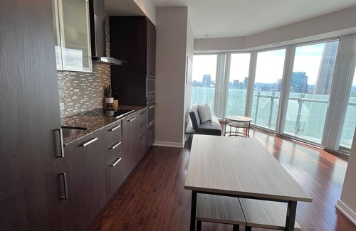 Central Waterfront Condo | CN Tower, Union & Lakeview 2BR Condo+Free Parking