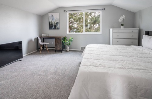 Walnut Grove House | "CO Dreamin" 20 mins to Denver/Boulder ~ Private Yard, Fire Pit, & Pool Table