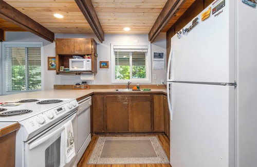 Packwood Cabin | Coal Creek Cabin | Creek, AC, Pet Friendly