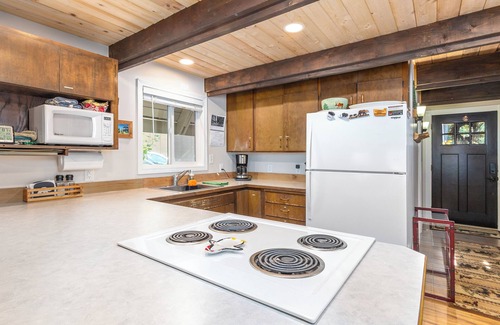 Packwood Cabin | Coal Creek Cabin | Creek, AC, Pet Friendly