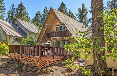 Packwood Cabin | Coal Creek Cabin | Creek, AC, Pet Friendly
