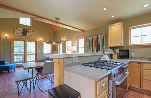 Crested Butte House | Coal Creek In-town Retreat! 3BR/3 Full BAs - SLPS 8 - 2 blocks to Elk Ave!