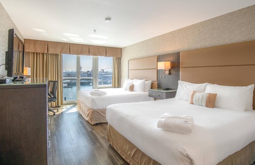 Lower Lonsdale Hotel | Coast Lonsdale Quay Hotel