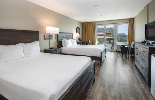 Lower Lonsdale Hotel | Coast Lonsdale Quay Hotel