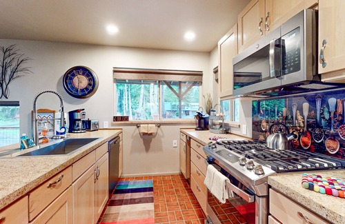 Ilwaco House | Coastal acreage with wrap-around deck & furnished patio - great location