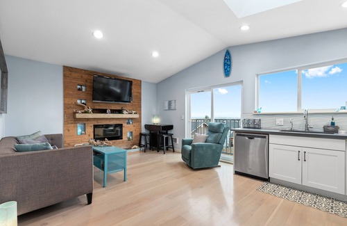 Genesee House | Coastal Cabana View Home -Nov 1 BDR remodel, interior refresh, backyard oasis!