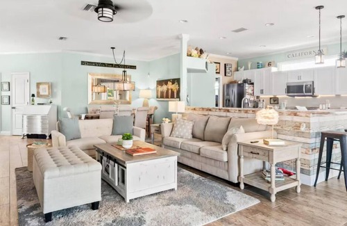 Flora Villa House | Coastal Calm - 3BD/2BA Near Downtown and Beaches