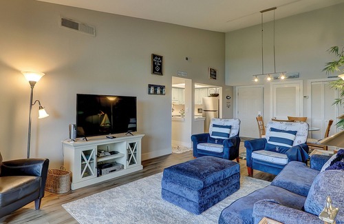 South Beach Villa | Coastal charmer with cove-front balcony & trolley - walk to beach