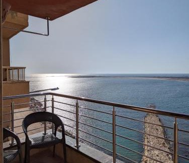 Al-Muntazah Apartment | Coastal Comforts Free Wi-Fi