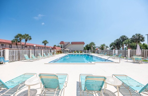 Crescent Beach Condo | Coastal Condo: Beach & Pool!