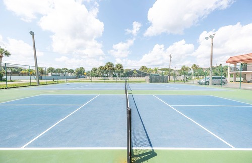 Crescent Beach Condo | Coastal Condo: Beach & Pool!