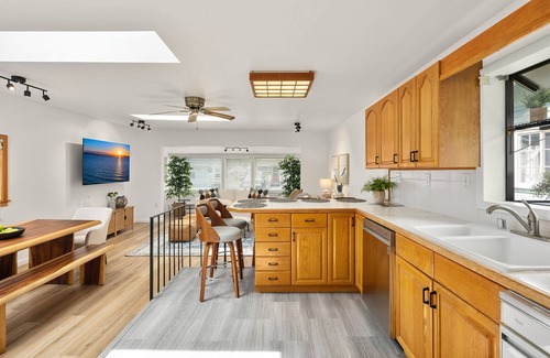 Birch Bay House | Coastal Cottage, 4 Large Decks, Close to Beach, Short or Long Stays!