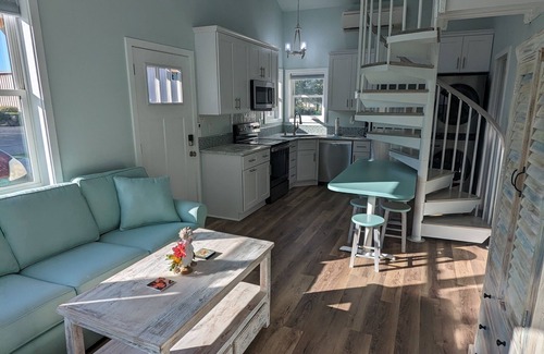 Morehead City Cottage | Coastal Cottage, walk to downtown Beaufort, close to beaches, pet friendly.