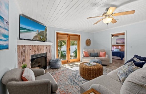 El Centro Beach House | Coastal Cutie: Bch Home 2Blks2Bch, BBQ, Outdoor Twinkle Lights, FREE Activities!