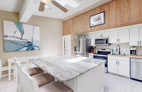 Atlantic Beach Cottage | Coastal dog-friendly home close to beach and local attractions