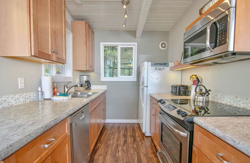 Lincoln City House | Coastal Escape | Ocean Views Hot Tub Pet-Friendly Yard