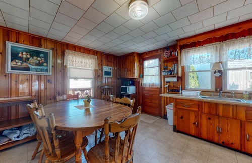 Seabrook Cottage | Coastal gem with free WiFi, backyard, & patio - walk to beach