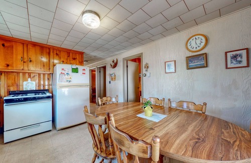 Seabrook Cottage | Coastal gem with free WiFi, backyard, & patio - walk to beach