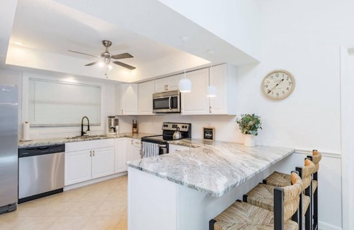 Ridge Wood Heights House | Coastal Getaway minutes from Siesta Key, America’s #1 Beach