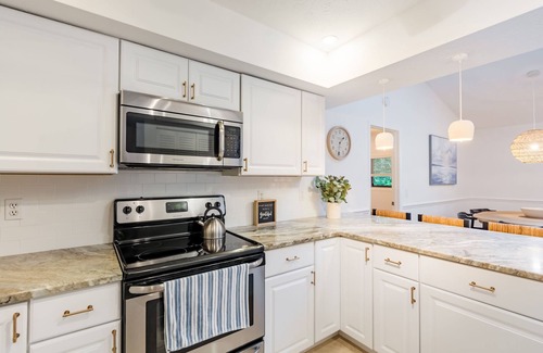 Ridge Wood Heights House | Coastal Getaway minutes from Siesta Key, America’s #1 Beach
