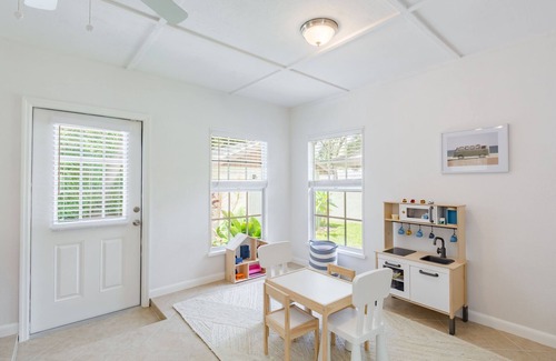 Ridge Wood Heights House | Coastal Getaway minutes from Siesta Key, America’s #1 Beach