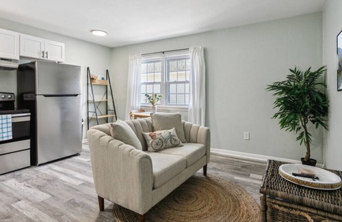 East Ocean View Apartment | Coastal Haven: A Relaxing Retreat for Corporate Travelers