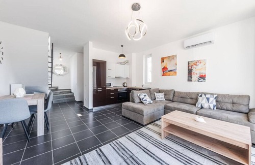 Sakës Apartment | Coastal Haven Talea by PikHost