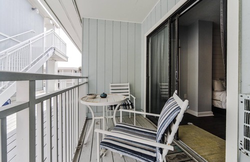 New Smyrna Beach Apartment | Coastal Life 206 - A 2nd floor studio with 2 single beds