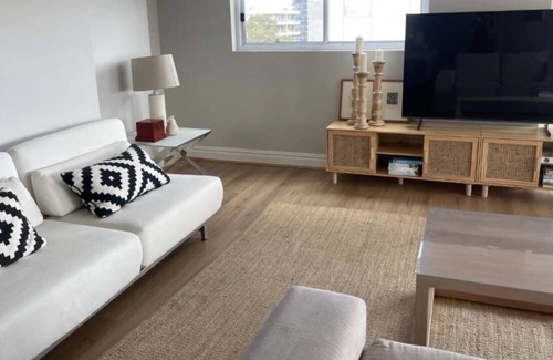 Brighton-le-Sands Apartment | Coastal Luxury: Cozy 2-bedroom apartment in Brighton-Le-Sands with parking