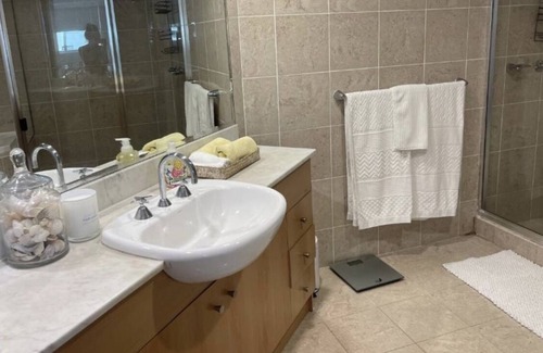 Brighton-le-Sands Apartment | Coastal Luxury: Cozy 2-bedroom apartment in Brighton-Le-Sands with parking