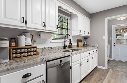 Daphne House | Coastal Modern Vibe with 4 bedrooms ~ Sleeps 10 ~ Minutes from I-10 & Mobile Bay