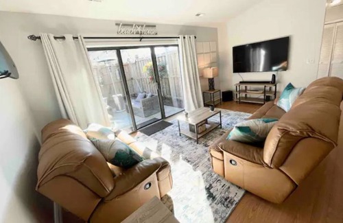 Ogden House | Coastal Retreat, 9 Min to the Beach, 12 Min to Downtown Riverwalk