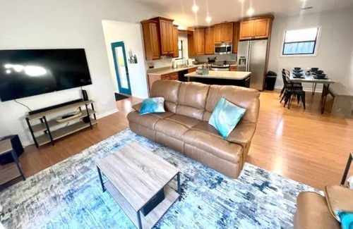 Ogden House | Coastal Retreat, 9 Min to the Beach, 12 Min to Downtown Riverwalk