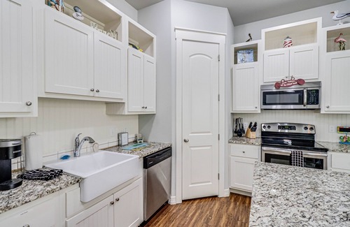 Sailhouse House | Coastal snowbird-friendly house with pool, central AC & steps from the bay
