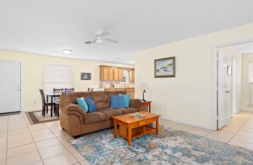 Aransas Pass House | Coastal Soul | Pet Friendly + Fenced in Yard!