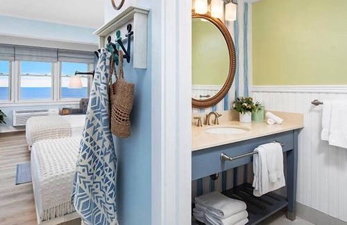 Silver Beach Hotel | Coastal-Style Retreat! 3 Spacious Units Near Woods Hole Aquarium! Parking, Pool!