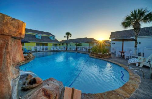 Port Aransas House | Coastal Vibe by AvantStay Sunset at the Pool and Playscape