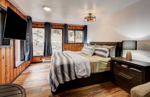 Idaho Springs Condo | Cobblestone: Relax & Play Creekfront Studio Condo
