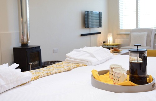 Halesworth Cottage | COCKY HEN, UBBESTON, family friendly, with pool in Laxfield