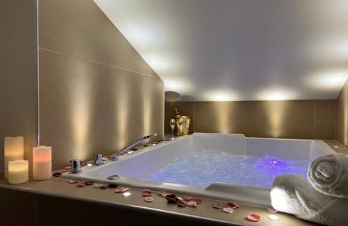 Saint-Etienne Apartment | Cocon Blanc câlin avec Jacuzzi privatif - LoveRoom Insolite